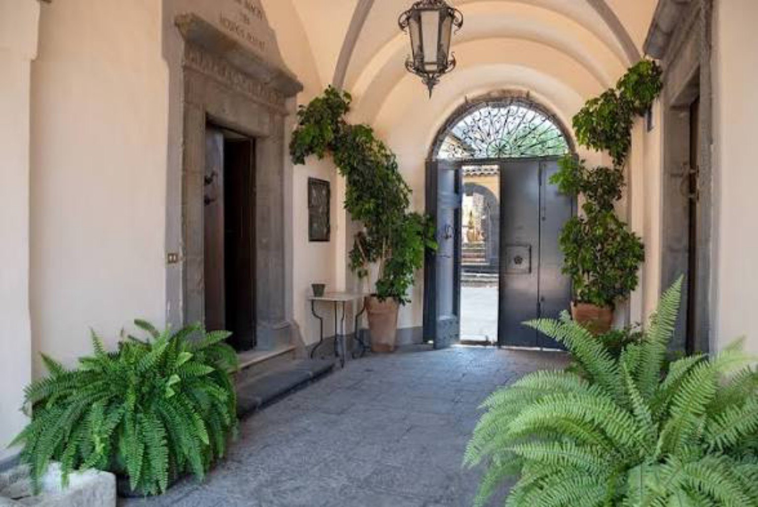 L’ingresso storico di Borgo Petra a Mascalucia